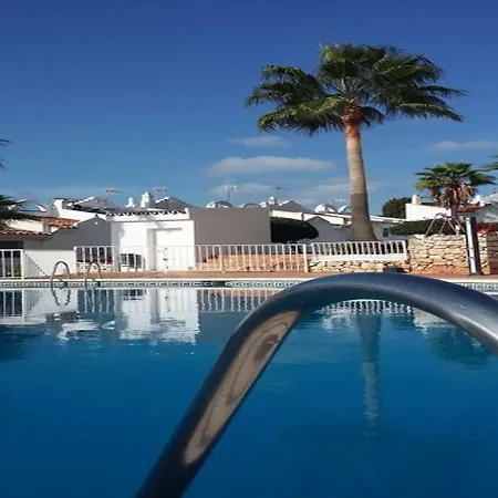 Dom wakacyjny Sunny And Spacious With Own Entrance To Pool *